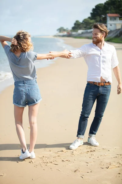 Pareja Playa Con Los Brazos Entrelazados —  Fotos de Stock