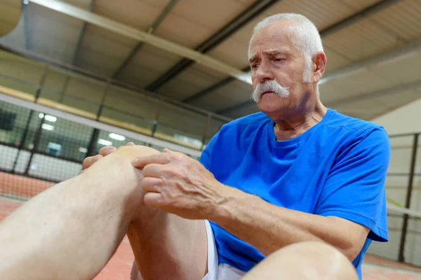 膝の怪我で苦しむ男 — ストック写真