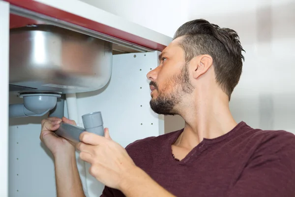 Jovem Encanador Trabalhando Com Chave Tubulação Cozinha — Fotografia de Stock