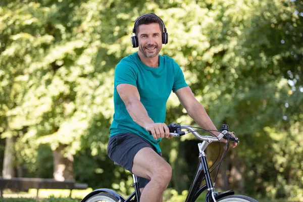 Uomo Bicicletta Nel Parco — Foto Stock