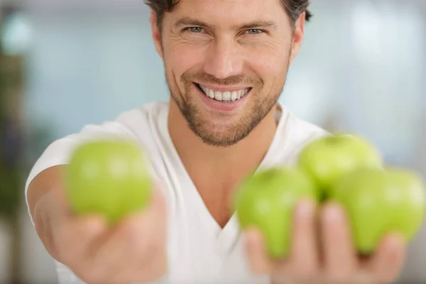 一个拿着苹果的快乐男人 — 图库照片