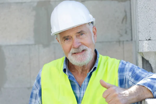 Erfolgreicher Senior Als Handwerker Mit Erhobenem Daumen — Stockfoto