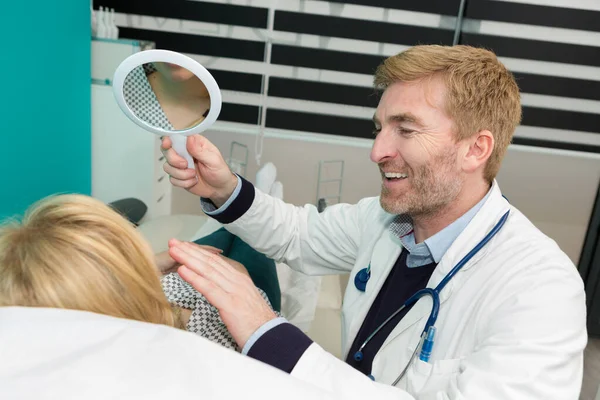 Skicklig Manlig Manlig Tandläkare Arbetar Med Patienten — Stockfoto