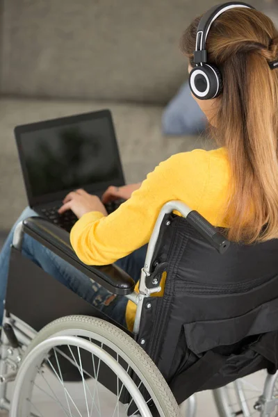 Vrouw Met Behulp Van Een Laptop Terwijl Zitten Rolstoel — Stockfoto
