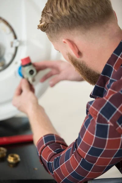 Professionele Elektricien Fixatie Boiler — Stockfoto