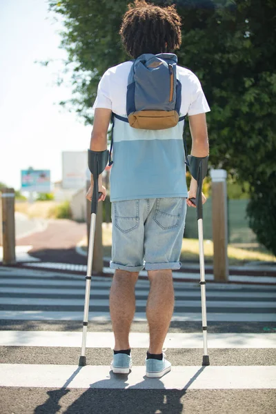 Une Personne Handicapée Sur Des Béquilles Traverse Chaussée Passage Piétonnier — Photo