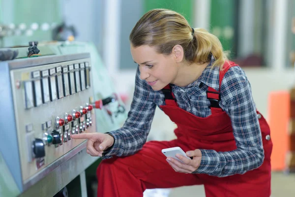 Porträtt Kvinnlig Fabriksarbetare Modern Fabrik — Stockfoto