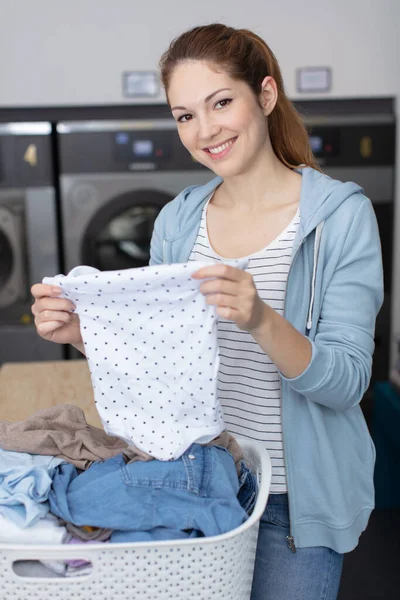 Çamaşır Odasında Mutlu Bir Kadını — Stok fotoğraf