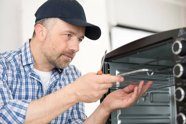 Handwerker Beim Zusammenbau Eines Backofens — Stockfoto