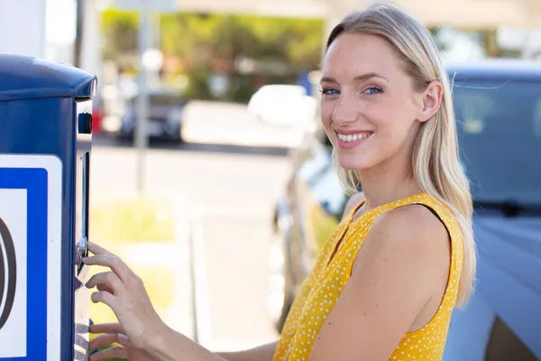 Mladá Žena Pomocí Automatického Stroje Venku — Stock fotografie