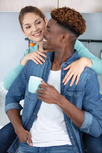 Glückliches Paar Hause Das Spaß Der Liebe Hat — Stockfoto