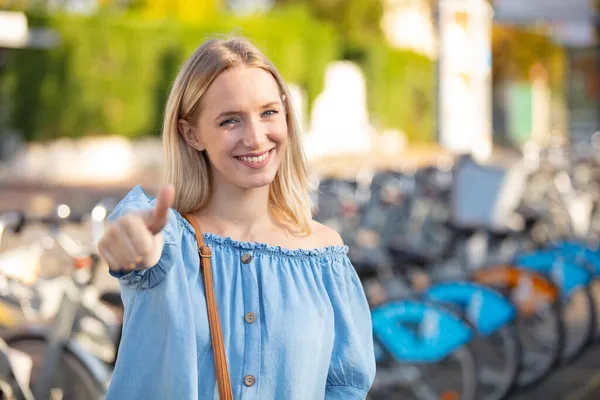 Glad Leende Vacker Ung Kvinna Visar Tummen Upp — Stockfoto