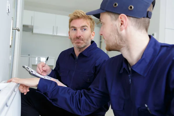 Junge Lehrlinge Bei Klempner Profi — Stockfoto