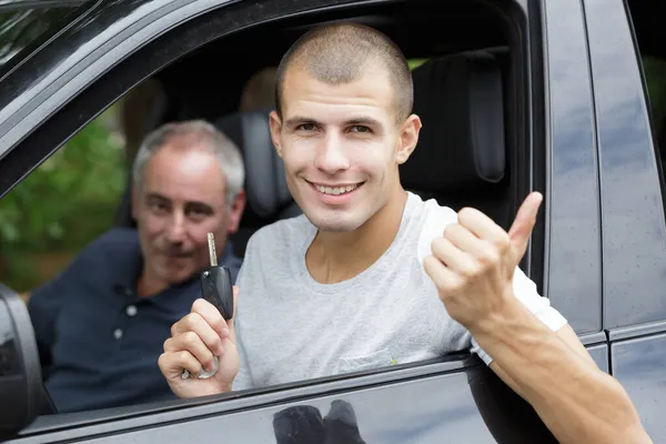 Attraktiver Junger Glücklicher Mann Zeigt Seinen Neuen Autoschlüssel — Stockfoto
