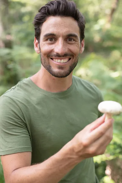 难以辨认的年轻人在秋天的森林里采摘蘑菇 — 图库照片