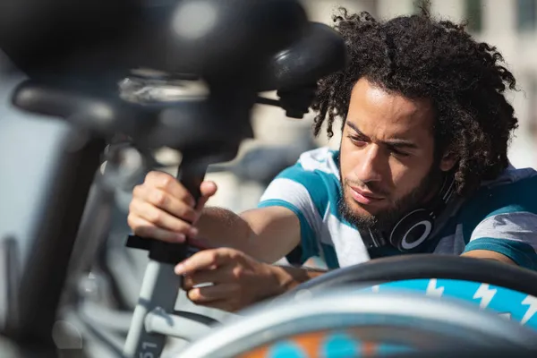 Hombre Está Revisando Bicicletas Ciudad —  Fotos de Stock
