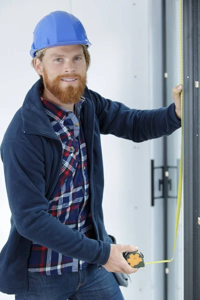 Hombre Que Mide Puerta Habitación Herramienta Construcción Primer Plano —  Fotos de Stock