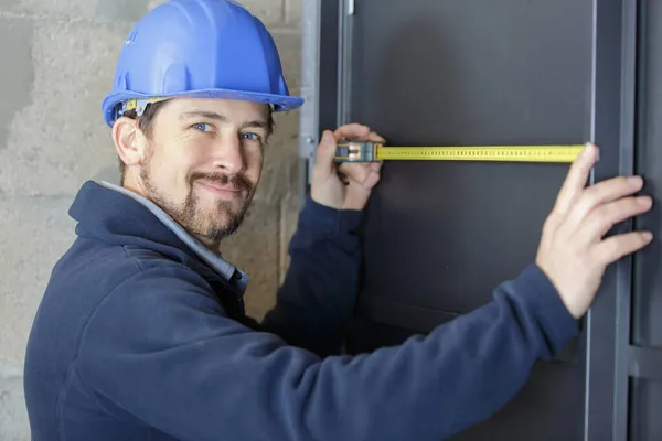 Worker Man Using Tape Measure — Stock Photo, Image