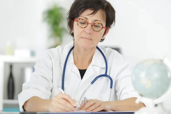 Médico Mulher Tomar Uma Nota Caderno — Fotografia de Stock