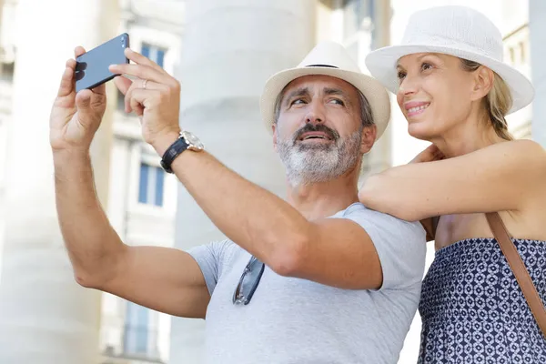 Casal Tomando Selfie Cidade — Fotografia de Stock
