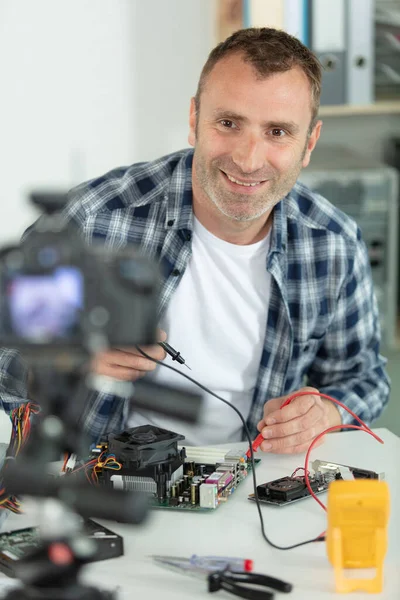 Young Caucasian Blogger Repairing Electronice Devices — Stock Photo, Image