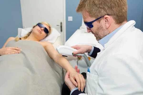 Médico Realiza Procedimento Terapia Laser — Fotografia de Stock
