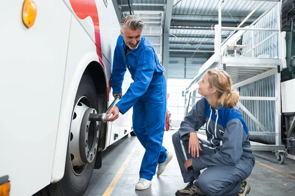 Man Vrouw Busdepot — Stockfoto