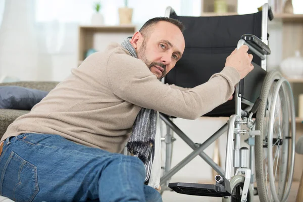 Uomo Disabile Sul Divano — Foto Stock