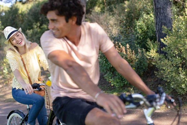 Pareja Montando Una Bicicleta Juntos —  Fotos de Stock