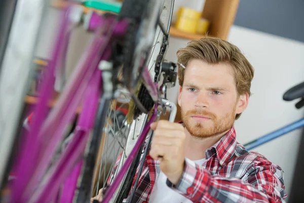 Technik Rowerowy Warsztacie — Zdjęcie stockowe