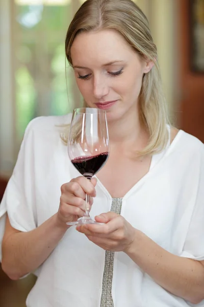 Sommelier Femmina Che Annusa Vino Prima Bere — Foto Stock