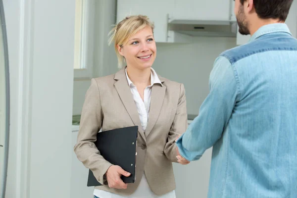 Ägare Kommer Överens Med Fastighetsmäklare — Stockfoto