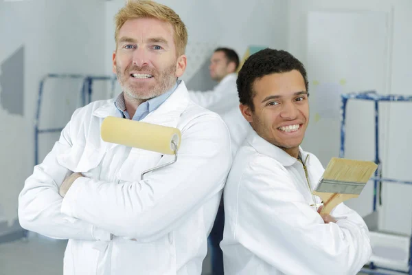 Dos Pintores Mirando Cámara — Foto de Stock