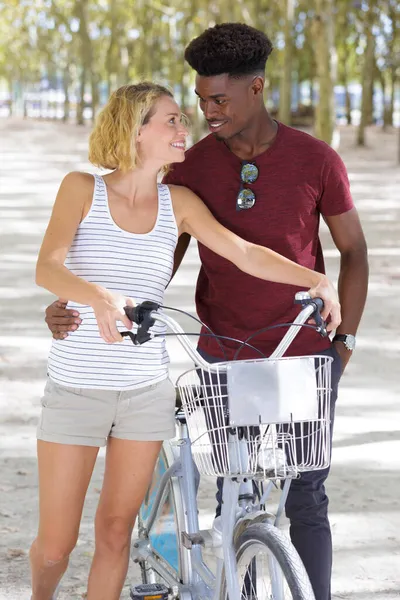 Unga Glada Par Promenader Med Cykel Genom Parken — Stockfoto