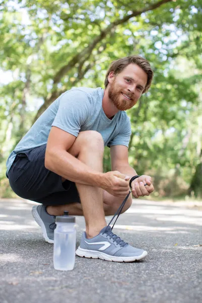 Jogger Binda Skosnören Redo För Löpning Parken — Stockfoto