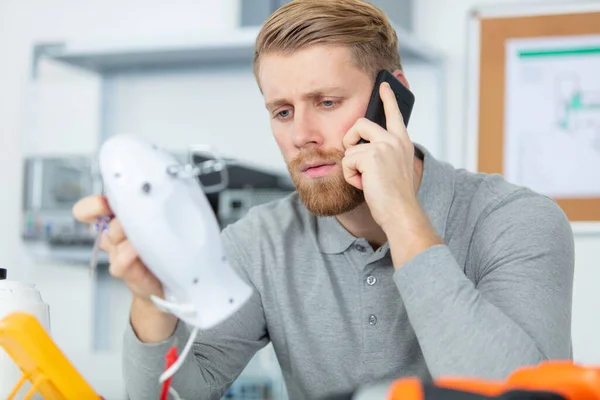 Opravář Drží Kuchyňskou Whisky Mluví Telefonu — Stock fotografie