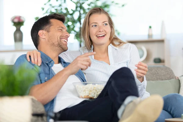 Entspanntes Paar Auf Dem Sofa Beim Popcorn Essen — Stockfoto