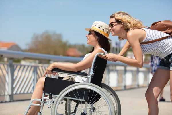 Frau Schubst Ihren Rollstuhl Sitzenden Freund Den Urlaub — Stockfoto