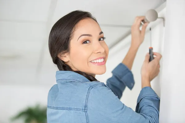 Mulher Pendurado Cortina Janela Dentro Casa Elemento Decoração Interior — Fotografia de Stock