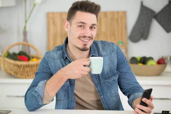Knappe Jonge Man Houden Van Kopje Koffie — Stockfoto