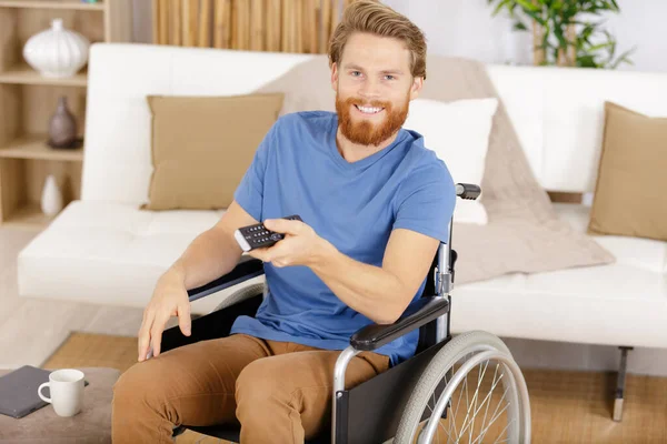 Behinderter Mann Schaut Wohnzimmer Fern — Stockfoto
