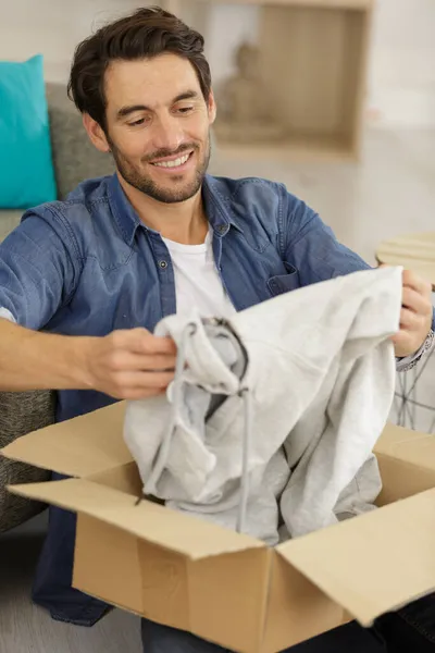 Hombre Feliz Abriendo Caja Paquetes Casa —  Fotos de Stock