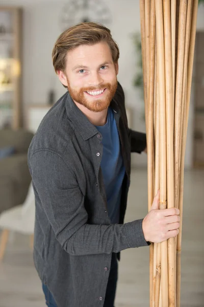 Jovem Feliz Holding Produtos Bambu — Fotografia de Stock