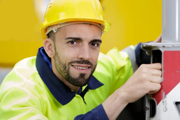 Man Ingenjör Hjälm Med Skägg Tittar Kameran — Stockfoto