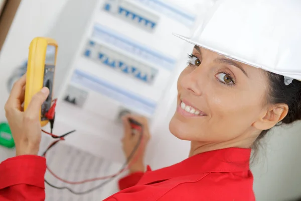 Female Electrician Using Multi Meter Circuit Breaker Box — Stock Photo, Image