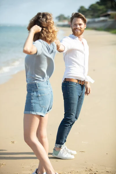 Casal Amantes Andando Praia — Fotografia de Stock