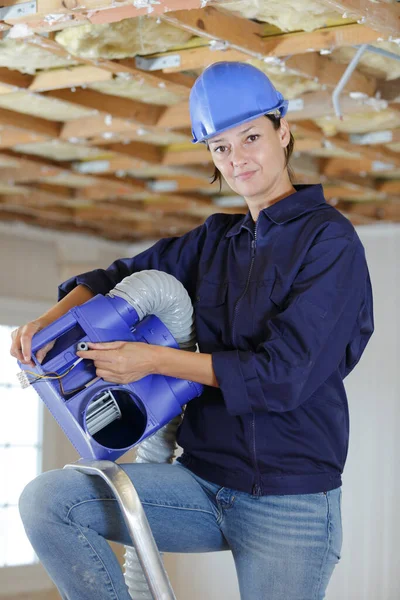 Aprendiz Feminino Com Caixa Ventilação Azul — Fotografia de Stock