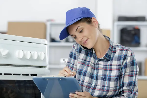 Porträtt Kvinnlig Tekniker Skriva Urklipp — Stockfoto