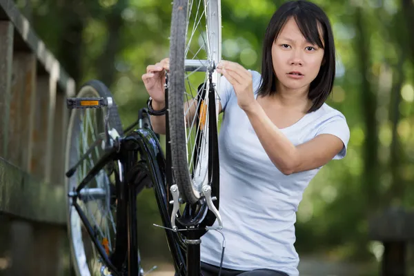 Mulher Está Consertando Bicicleta Elétrica Parque — Fotografia de Stock