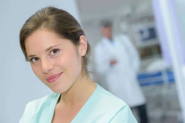Πορτρέτο Της Γυναικείας Νοσοκόμας Στέκεται Στο Διάδρομο Του Νοσοκομείου — Φωτογραφία Αρχείου